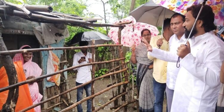 राष्ट्रवादी काँग्रेस पार्टीचे प्रदेश सरचिटणीस अतुल वांदिले यांनी बोपापुर येथील पूरग्रस्त भागाची केली पाहणी.