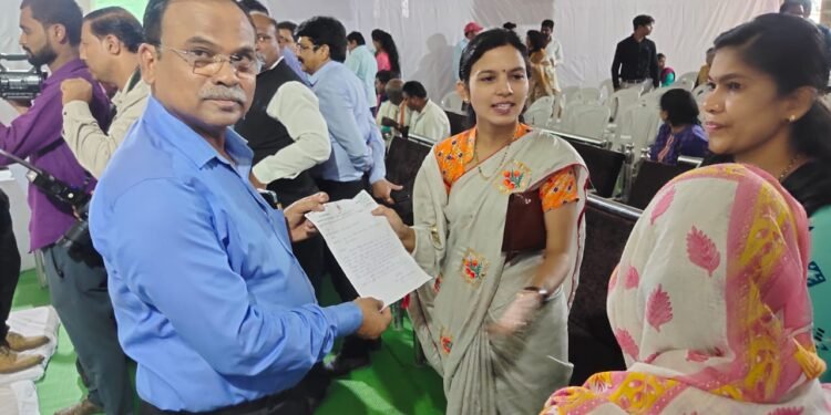 विद्युत महावितरण मंडळाने एका कर पावती वर दोन विद्युत कनेशन द्यावे. निवेदना द्वारा मागणी.