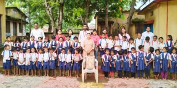 नागपूर: लहान मुलांना शैक्षणिक साहित्याचे वाटप.