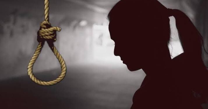 दहावीत 80 टक्के मार्क मिळविणाऱ्या मुलीने घेतला गळफास. कारण गुलदस्त्यात.