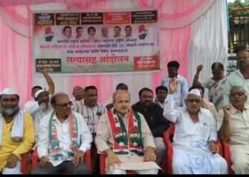 केंद्र सरकार विरोधात चोपडयात काँग्रेसच्या वतीने सत्याग्रह आंदोलन.