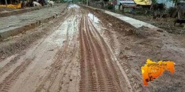 रस्त्यात गड्डे आहे की, गड्ड्यात रस्त्ये आहे?   किमाण खड्डे तरी बुजवा हो…! प्रवास्यांची आर्त हाक.