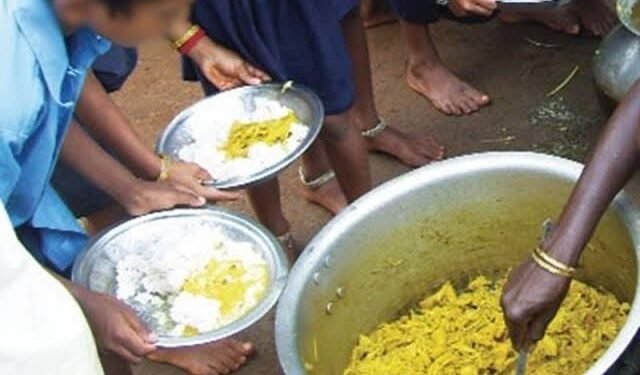 मालेगाव शालेय पोषण आहारात मिळाल्या अळ्या, उंदराच्या लेंड्या, बालकांच्या जीवाशी खेळ, शिक्षण विभाग गप्प?