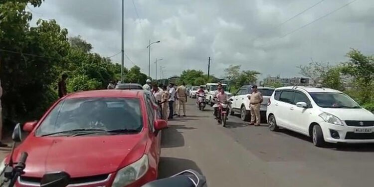 मुंबई: रस्त्याच्या कडेला अल्पवयीन मुलीचा मृतदेह आढळला बॅगेत, सर्वत्र एकच खळबळ.