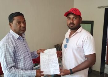 गावाच्या विकासासाठी ग्रामसेवकाला दिले निवेदन