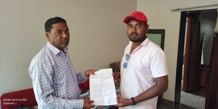 गावाच्या विकासासाठी ग्रामसेवकाला दिले निवेदन