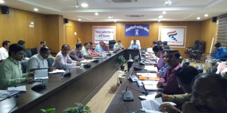 वाशिम जिल्हाधिकाऱ्यां कडून ‘कॅच द रेन’ मोहिमेचा आढावा, वाशिम राज्यात पहिल्या क्रमांकावर.