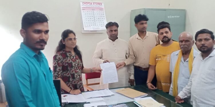 ग्रामपंचायत निवडणुकीत ओबीसी ला सत्तावीस टक्के आरक्षण द्यावे! गावकऱ्यांची निवेदनाद्वारे मागणी.