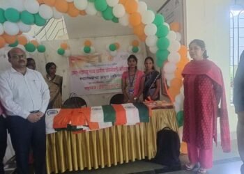 वाशिम जिल्हा परिषद येथे राष्ट्रध्वज विक्री केंद्राचे उद्घाटन.