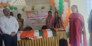 वाशिम जिल्हा परिषद येथे राष्ट्रध्वज विक्री केंद्राचे उद्घाटन.