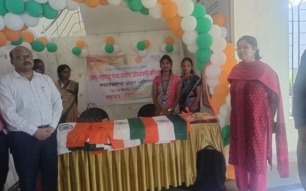 वाशिम जिल्हा परिषद येथे राष्ट्रध्वज विक्री केंद्राचे उद्घाटन.