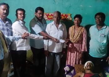 भाजपाच्या यूवक पदाधिकाऱ्यांकडून रानडुक्करामूळे क्षतिग्रस्त शेतकर्‍यास आर्थिक मदत