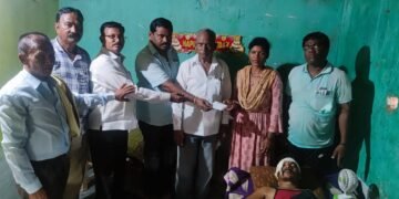 भाजपाच्या यूवक पदाधिकाऱ्यांकडून रानडुक्करामूळे क्षतिग्रस्त शेतकर्‍यास आर्थिक मदत