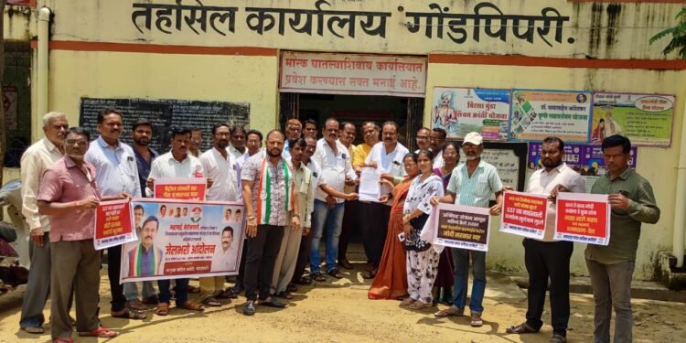 केंद्रातील मोदी सरकारच्या अनेक प्रकारच्या दरवाढी विरोधात गोंडपिपरी तालुका काँग्रेसचे धरणे आंदोलन.