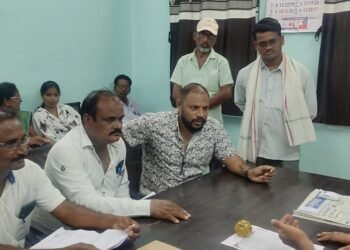 गोंडपिपरी तालुक्यातील चेकबेरडी जि.प प्राथ शाळेत एकच शिक्षक मुख्याध्यापक आणि सहायक शिक्षक, शिक्षणाशी खेळ?