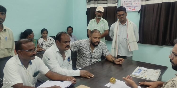 गोंडपिपरी तालुक्यातील चेकबेरडी जि.प प्राथ शाळेत एकच शिक्षक मुख्याध्यापक आणि सहायक शिक्षक, शिक्षणाशी खेळ?