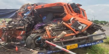 हिंगणघाट, उभ्या ट्रकला मालवाहूक गाडीची धडक, चालक गंभीर    