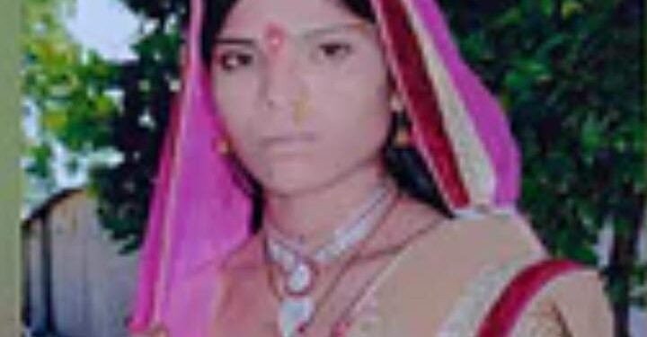 बीड: विवाहितेचा मृतदेह मिळाला लटकलेल्या स्थितीत, पतीला अटक, सासू-सासरे पसार.