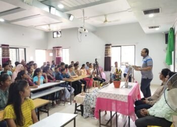 आधार फाउंडेशन हिंगणघाट द्वारा विद्यार्थासाठी करिअर गाईडन्स कार्यक्रमाचे आयोजन.