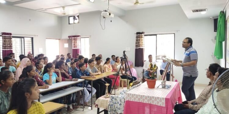 आधार फाउंडेशन हिंगणघाट द्वारा विद्यार्थासाठी करिअर गाईडन्स कार्यक्रमाचे आयोजन.