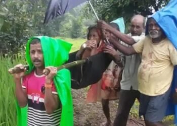 हर घर तिरंगा पण प्रत्येकाला आरोग्य सुविधा कधी? खेड मध्ये रास्त्याअभावी रूग्णालयात जाण्यासाठी डोलीने प्रवास.