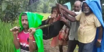 हर घर तिरंगा पण प्रत्येकाला आरोग्य सुविधा कधी? खेड मध्ये रास्त्याअभावी रूग्णालयात जाण्यासाठी डोलीने प्रवास.