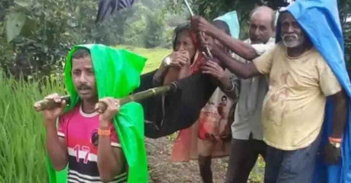 हर घर तिरंगा पण प्रत्येकाला आरोग्य सुविधा कधी? खेड मध्ये रास्त्याअभावी रूग्णालयात जाण्यासाठी डोलीने प्रवास.