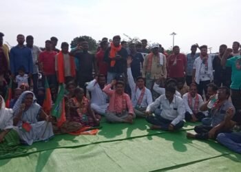 घुग्घुसमध्ये भाजपाचे पूरग्रस्तांसाठी वेकोलि विरोधात चक्का जाम आंदोलन.