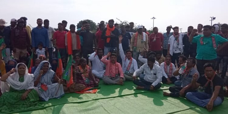 घुग्घुसमध्ये भाजपाचे पूरग्रस्तांसाठी वेकोलि विरोधात चक्का जाम आंदोलन.