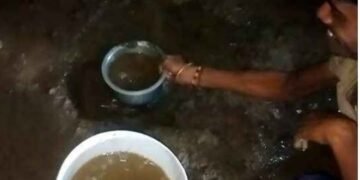 सततच्या पावसामुळे चक्क घरातच लागला पाण्याचा झरा गोंडपिपरी तालूक्यातील चेकदरूर येथील घटना