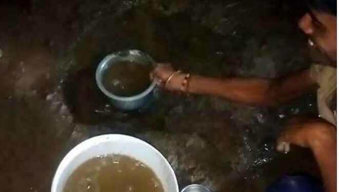 सततच्या पावसामुळे चक्क घरातच लागला पाण्याचा झरा गोंडपिपरी तालूक्यातील चेकदरूर येथील घटना