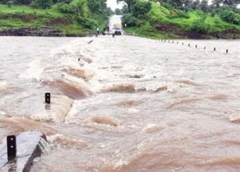 जऊळका ते अमानवाडी मार्ग बंद, अमानवाडीचा पूल पाण्याखाली गेल्याने अनेक गावाचा संपर्क तुटला.