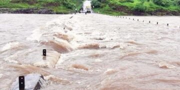 जऊळका ते अमानवाडी मार्ग बंद, अमानवाडीचा पूल पाण्याखाली गेल्याने अनेक गावाचा संपर्क तुटला.