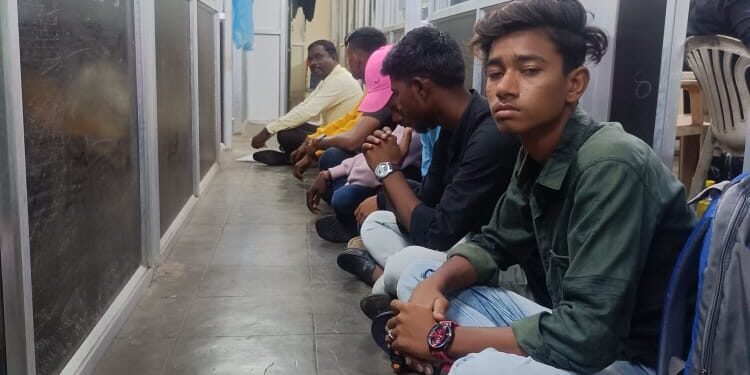 शेवटी आदिवासी प्रकल्प कार्यालायाचे प्रकल्प अधिकारी यांनी राजुरा येथील आदिवासी वसतिगृहात दिला प्रवेश श्रमिक एल्गार व ट्रायबल डेवलोपमेंट कल्चरल फाउंडेशन च्या प्रयत्नाला यश ठिय्या आंदोलनाची आदिवासी प्रकल्प अधिकारी यांनी घेतली दखल दोन महिन्यांपासून आदिवासी विध्यार्थी वसतिगृहाच्या प्रतीक्षेत