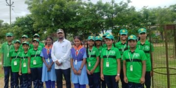 विध्यार्थीनी केले वृक्षासोबत सामूहिक राष्ट्रगीत गायन.- राष्ट्रीय हरीत सेना व स्काऊट -गाईड विध्यार्थीचा उपक्रम.