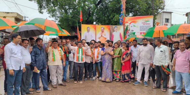 लोकनेते, मा. ना. सुधीरभाऊ मुनगंटीवार यांनी राज्याच्या कॅबिनेट मंत्रीपदाची शपथ घेतल्याबद्दल घुग्घुस भाजपतर्फे शहरात आनंदोत्सव.चंद्रपूर जिल्ह्यातील प्रत्येकासाठी आजचा दिवस अभिमानाचा – जिल्हाध्यक्ष देवराव भोंगळे