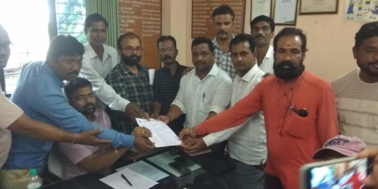 पि.ओ.पी पासून बनविण्यात येणाऱ्या गणेश मुर्त्यानांवर बंदी घालावी, वणा नदी संवर्धन समितीच्या वतीने एसडीओ ला निवेदन.