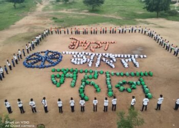 विध्यार्थी साखळीतुन साकारले ” मेरा भारत महान.”- आदर्श शाळेतील विद्यार्थ्यांनी केली हर घर तिरंगा अभियानाची जनजागृती