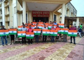 भाजप महामंत्री सावनेर येथील तुषार ऊमाटे यांच्या तर्फे तिरंगा ध्वजाचे वितरण.