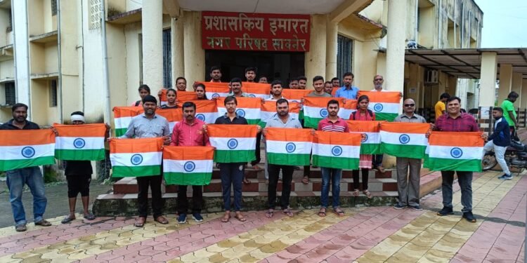 भाजप महामंत्री सावनेर येथील तुषार ऊमाटे यांच्या तर्फे तिरंगा ध्वजाचे वितरण.