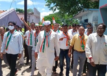 काँग्रेसच्या धोपटाळा ते पांढरपौणी आझादी गौरव पदयात्रेला उत्स्फूर्त प्रतिसाद, आमदार सुभाष धोटेंनी केली पदयात्रेतून जनजागृती.