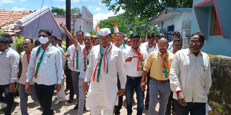 काँग्रेसच्या धोपटाळा ते पांढरपौणी आझादी गौरव पदयात्रेला उत्स्फूर्त प्रतिसाद, आमदार सुभाष धोटेंनी केली पदयात्रेतून जनजागृती.