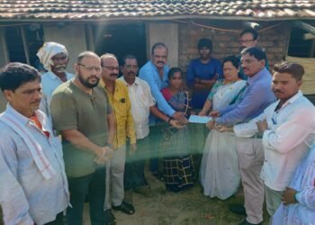 चेक बोरगाव येथील वीज पडून मृत्त पावलेल्या धनराज निमगडे यांच्या कुटुंबीयांना चार लक्ष रुपयाच्या धनादेशाच वितरण