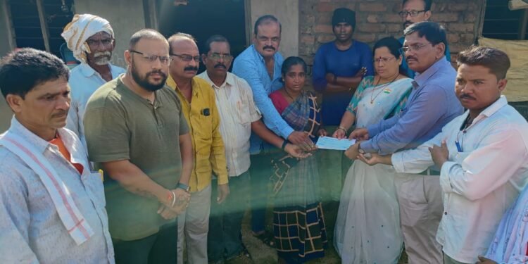 चेक बोरगाव येथील वीज पडून मृत्त पावलेल्या धनराज निमगडे यांच्या कुटुंबीयांना चार लक्ष रुपयाच्या धनादेशाच वितरण