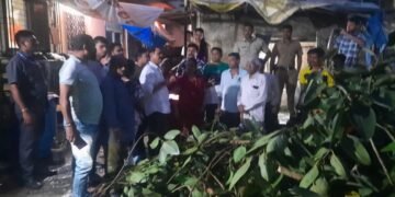 मागाठाणे येथे मुसळधार पावसामुळे घरावर झाड कोसळल्याने मोठे नुसकान, आमदार प्रकाश सुर्वे यांचे मदतीचे आश्वासन.