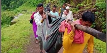 विकासीत महाराष्ट्रात गर्भवती महिलेला ब्लँकेटच्या झोळीतून रुग्णालयात नेण्याची वेळ.