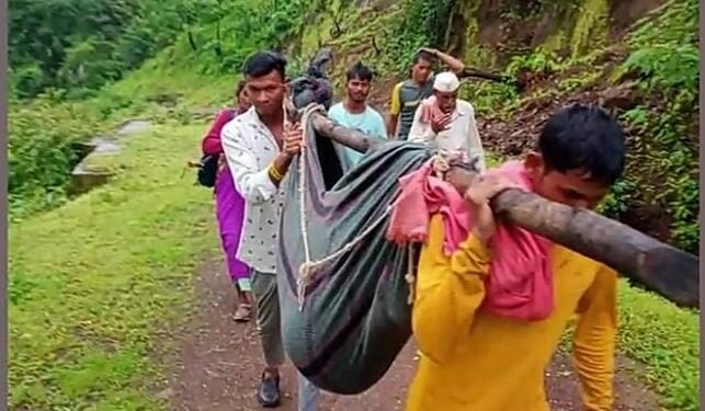 विकासीत महाराष्ट्रात गर्भवती महिलेला ब्लँकेटच्या झोळीतून रुग्णालयात नेण्याची वेळ.