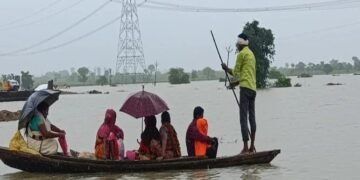 चंद्रपूर जिल्ह्यात: नदी नाले भरून प्रसूतीसाठी गर्भवती महिलेचा डोंग्यातून खळतळ प्रवास.