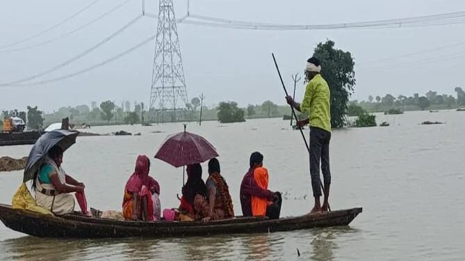 चंद्रपूर जिल्ह्यात: नदी नाले भरून प्रसूतीसाठी गर्भवती महिलेचा डोंग्यातून खळतळ प्रवास.