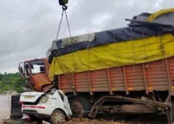 बीड जिल्ह्यात भीषण अपघात सहा ठार; लग्नसोहळ्यास निघालेल्या कुटुंबावर काळाचा घाला.